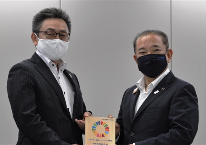 本村市長より交付証を受け取りました