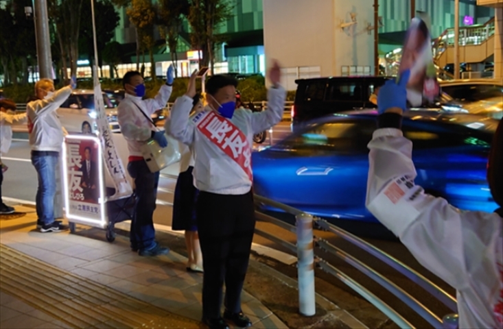 【10月】交差点での街頭演説では車から多くの声援が!