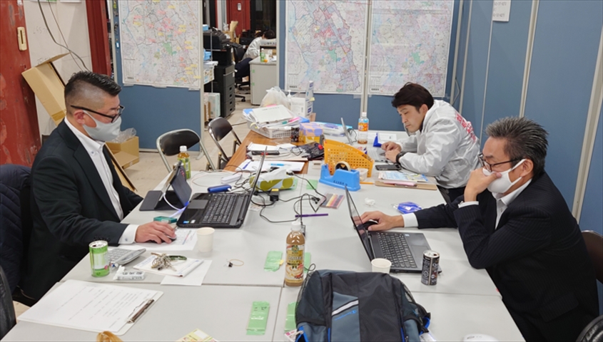 【10月】事務局では開票状況のチェック、時間が過ぎていきます